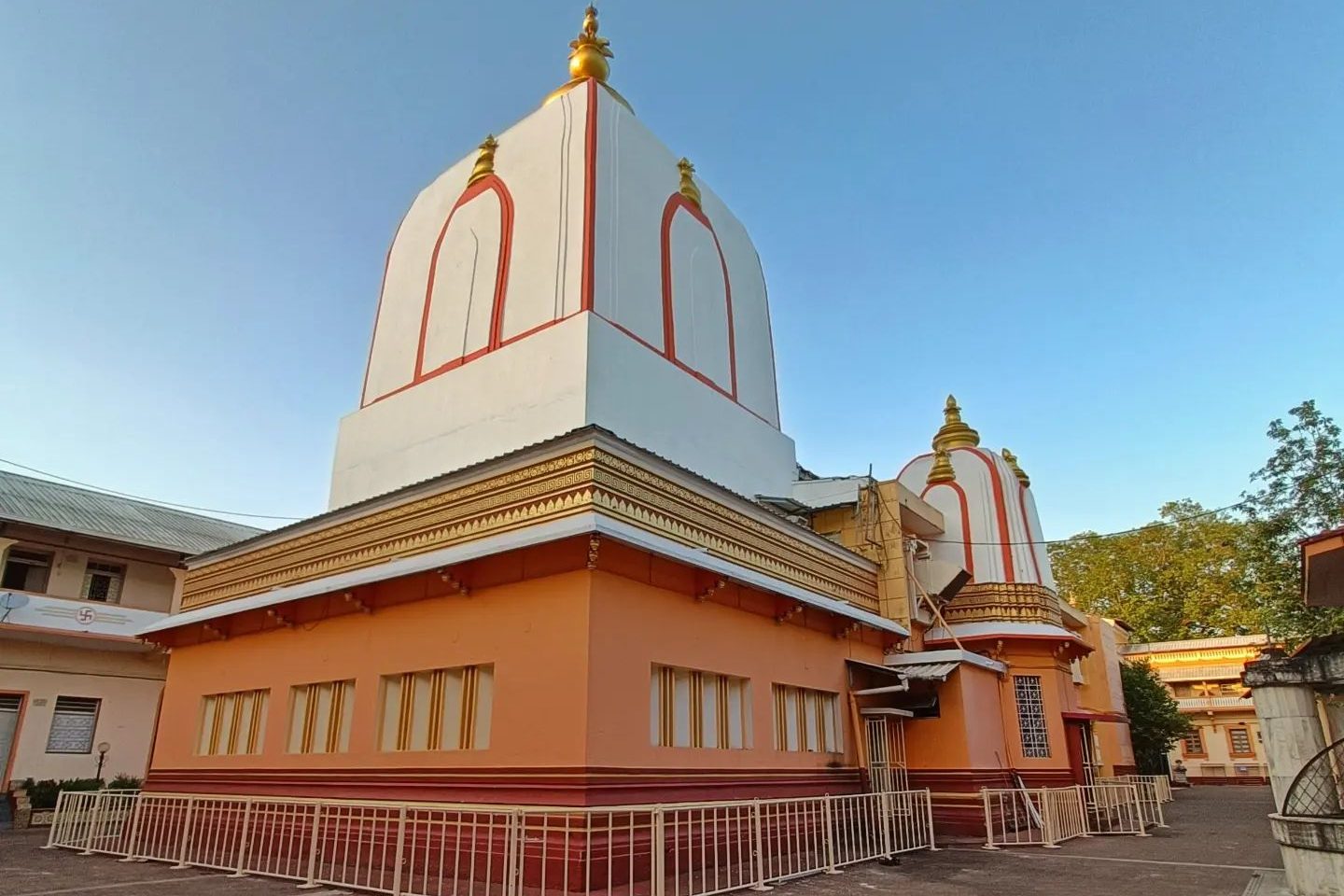 The image shows the shri damodar temple of the famous Damodar Saptah and Gulotsav